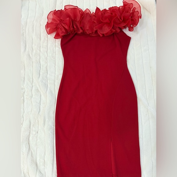 Elegant Red Ruffle Off-Shoulder Dress - Picture 2 of 5